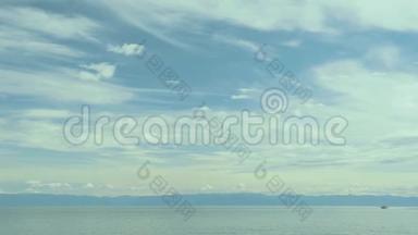 夏天，一艘摩托艇在风景如画的贝加尔湖水域快速行驶